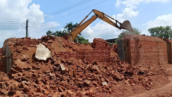 কালীগঞ্জে তিনটি ইটভাটা গুড়িয়ে দিল পরিবেশ অধিদপ্তর